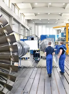 Deux personnes dans une salle turbine