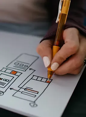 Personne dessinant des wireframes d'interface